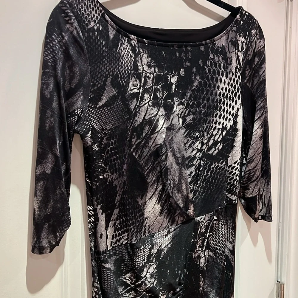 Le chateau form fitting dress - Picture 8 of 13